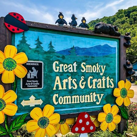 Romantic Mtn Cabin Hot Tub & Jacuzzi Views Sevierville Ngoại thất bức ảnh
