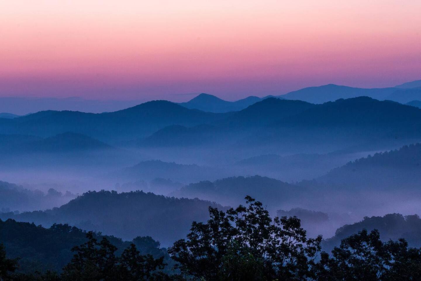 Romantic Mtn Cabin Hot Tub & Jacuzzi Views Sevierville Ngoại thất bức ảnh