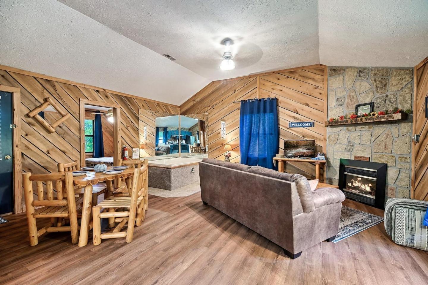 Romantic Mtn Cabin Hot Tub & Jacuzzi Views Sevierville Ngoại thất bức ảnh