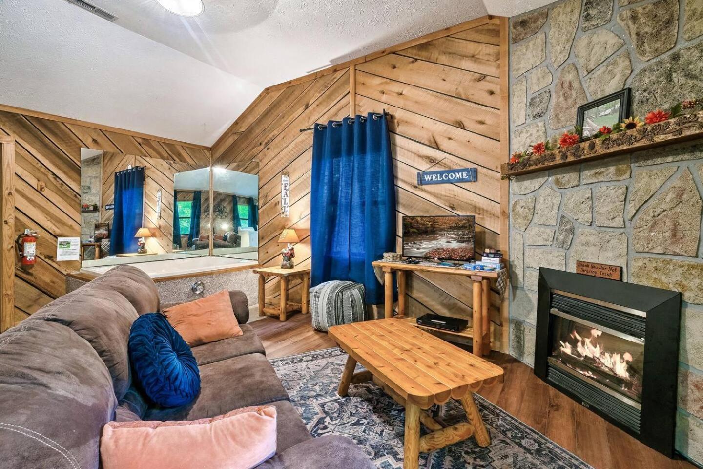 Romantic Mtn Cabin Hot Tub & Jacuzzi Views Sevierville Ngoại thất bức ảnh